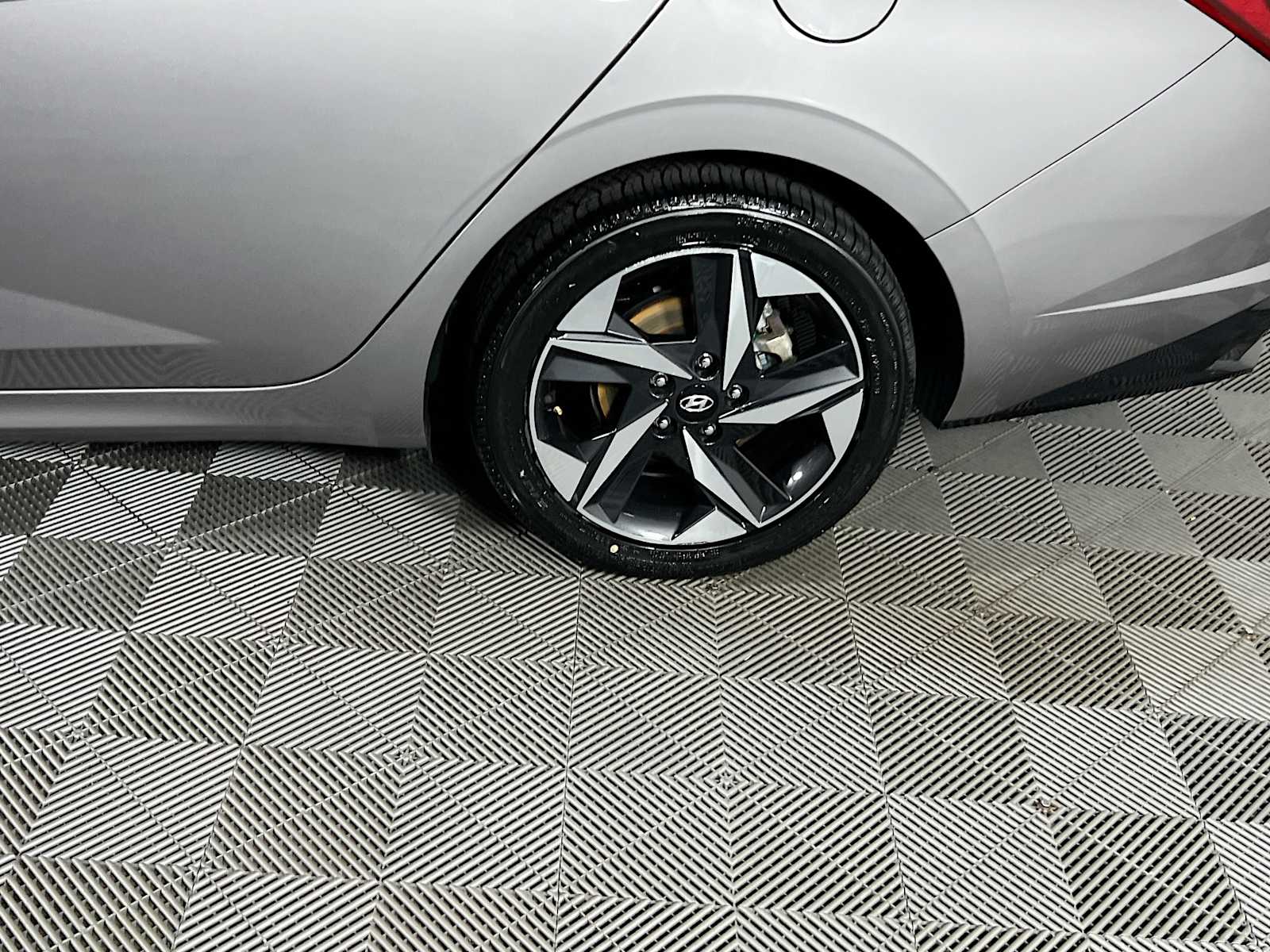 2023 Hyundai Elantra Limited - Photo 31