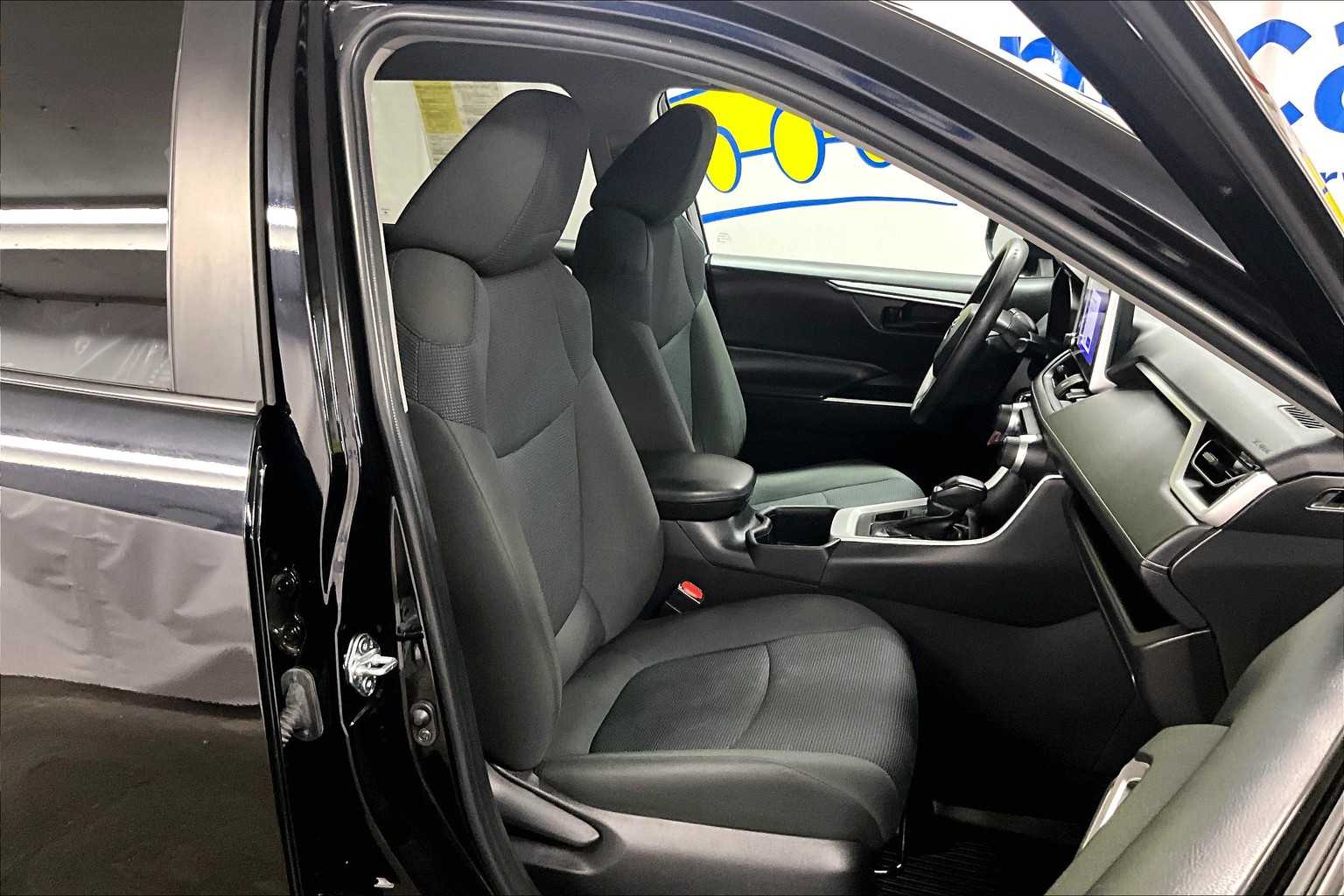 2023 Toyota RAV4 LE - Photo 11