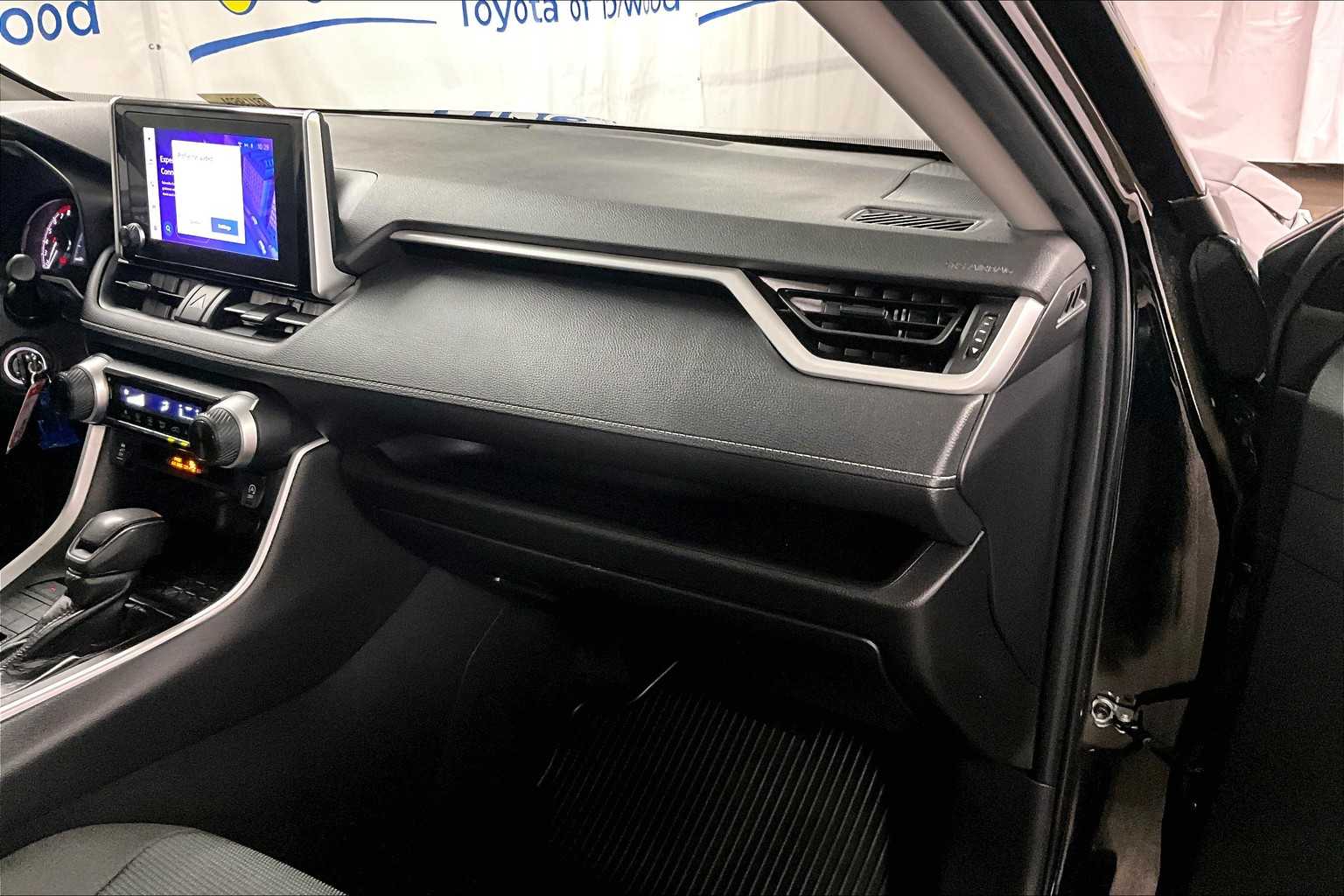 2023 Toyota RAV4 LE - Photo 13