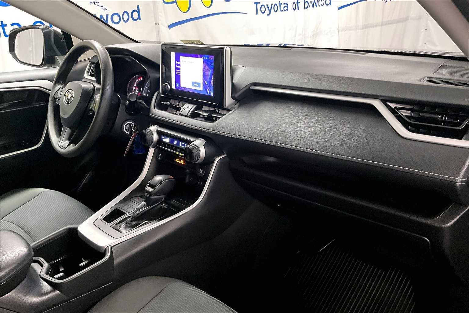 2023 Toyota RAV4 LE - Photo 14