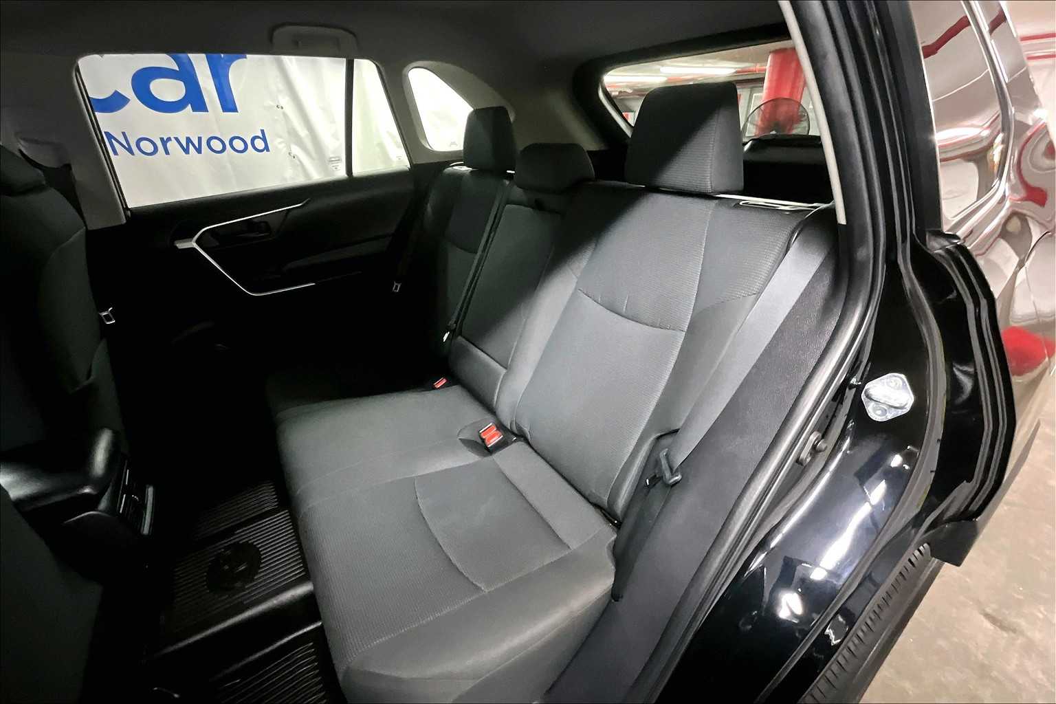2023 Toyota RAV4 LE - Photo 15