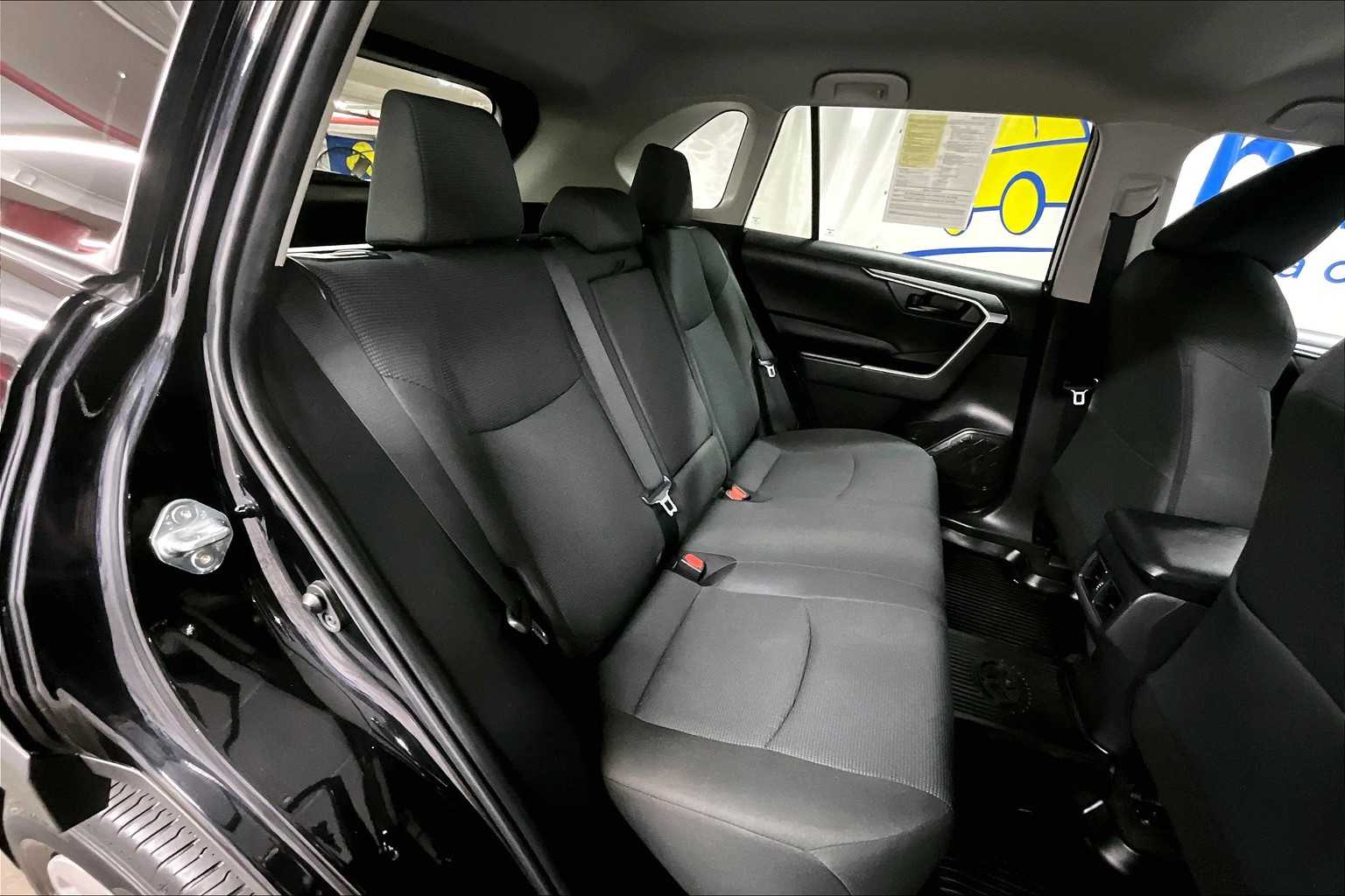 2023 Toyota RAV4 LE - Photo 16