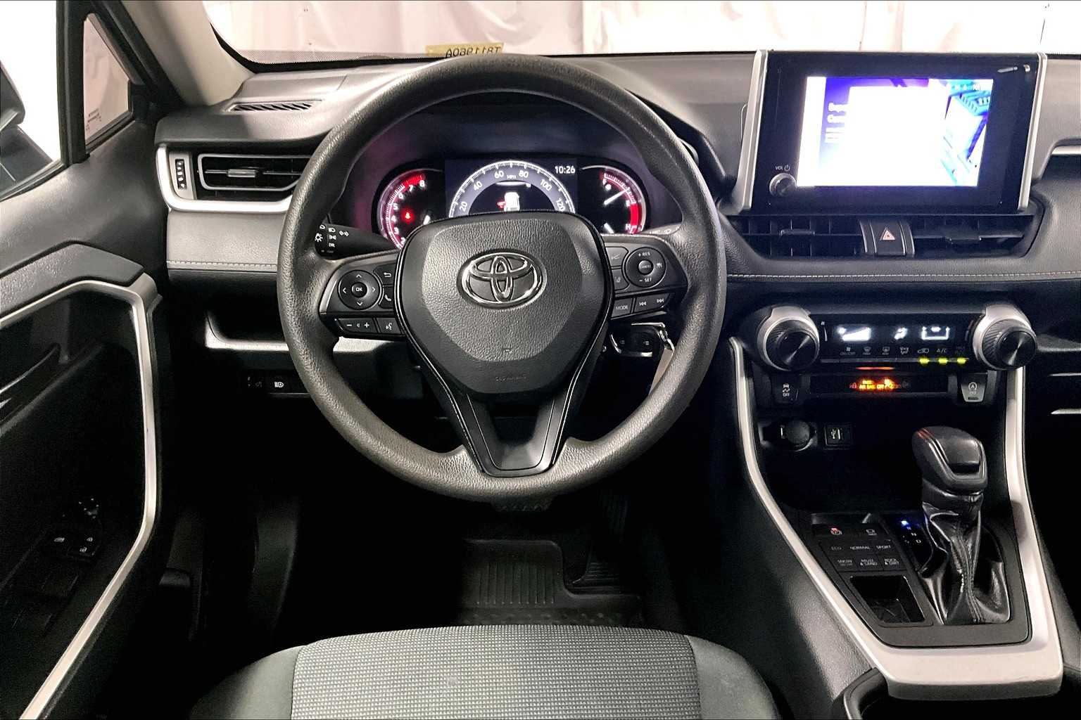 2023 Toyota RAV4 LE - Photo 17