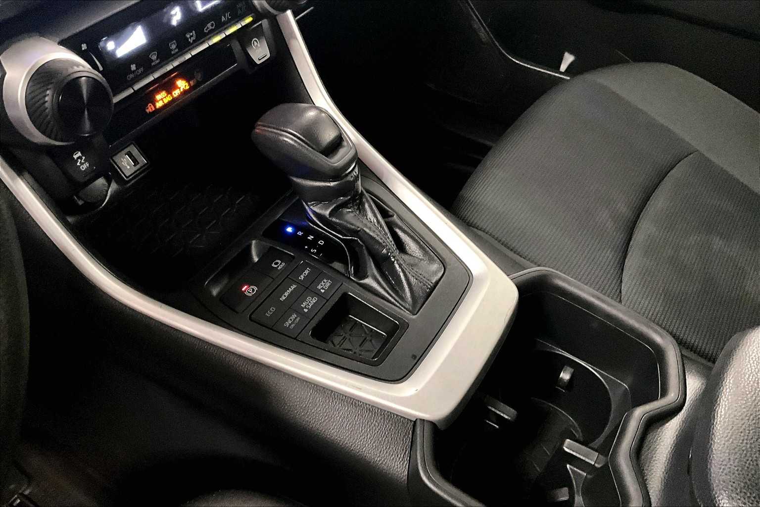 2023 Toyota RAV4 LE - Photo 20