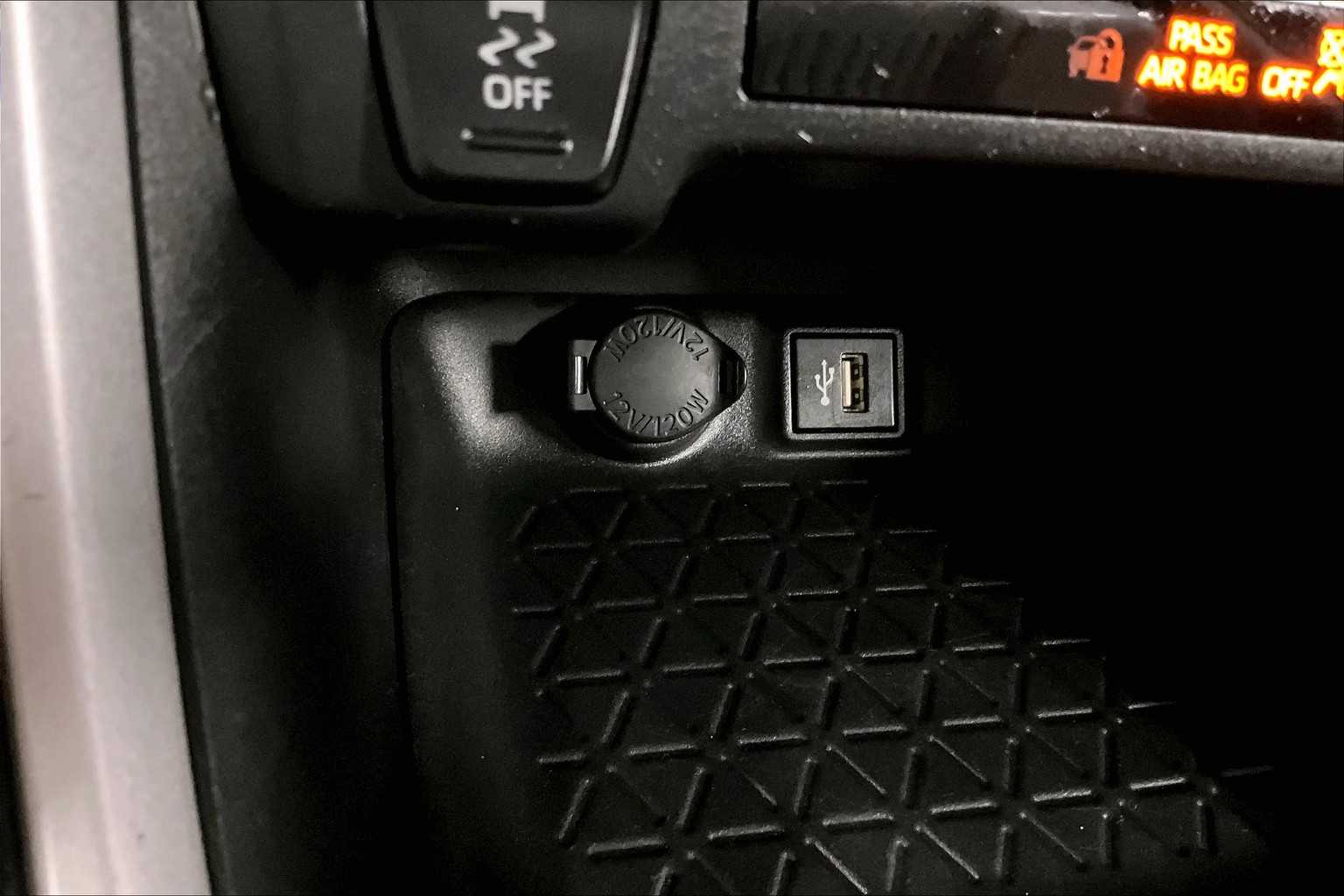 2023 Toyota RAV4 LE - Photo 26