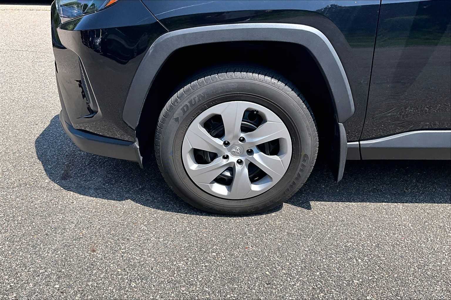 2023 Toyota RAV4 LE - Photo 4