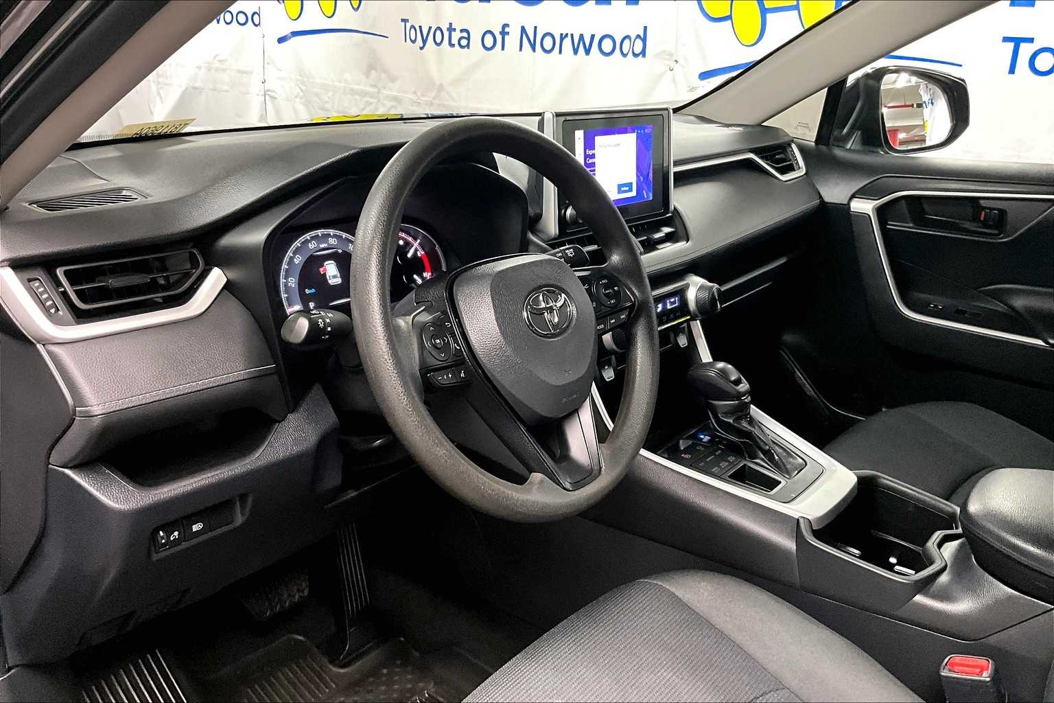2023 Toyota RAV4 LE - Photo 8