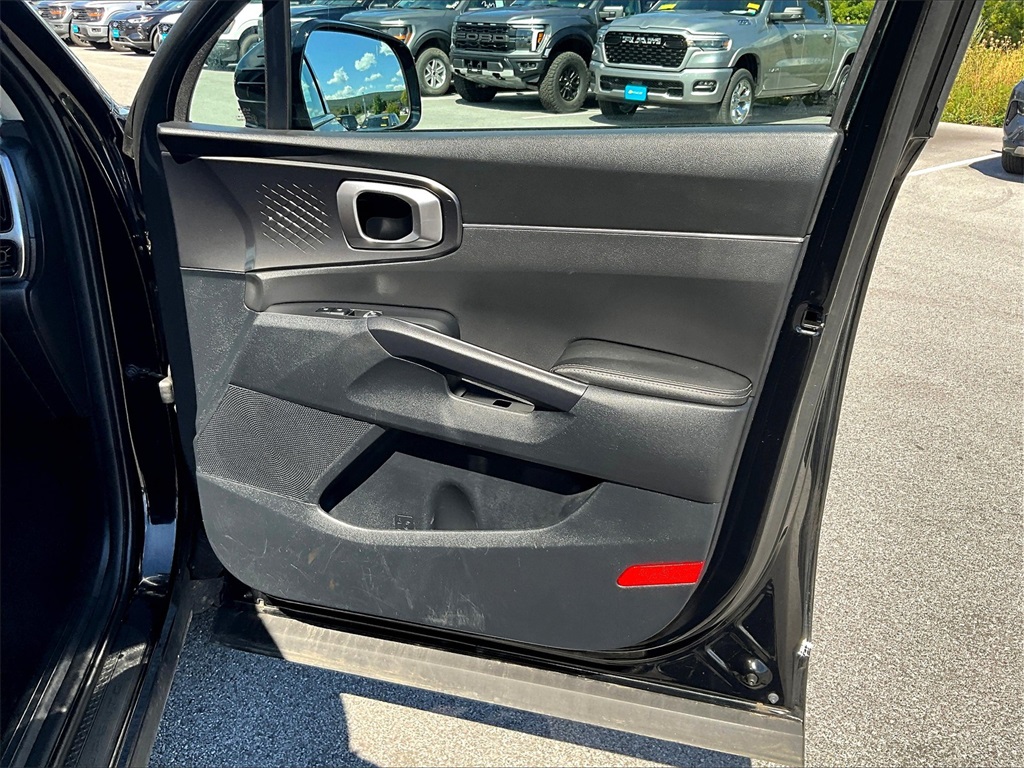 2022 Kia Sorento LX - Photo 12