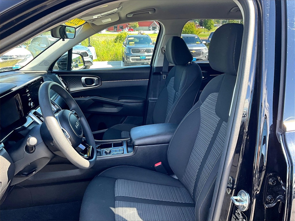 2022 Kia Sorento LX - Photo 10