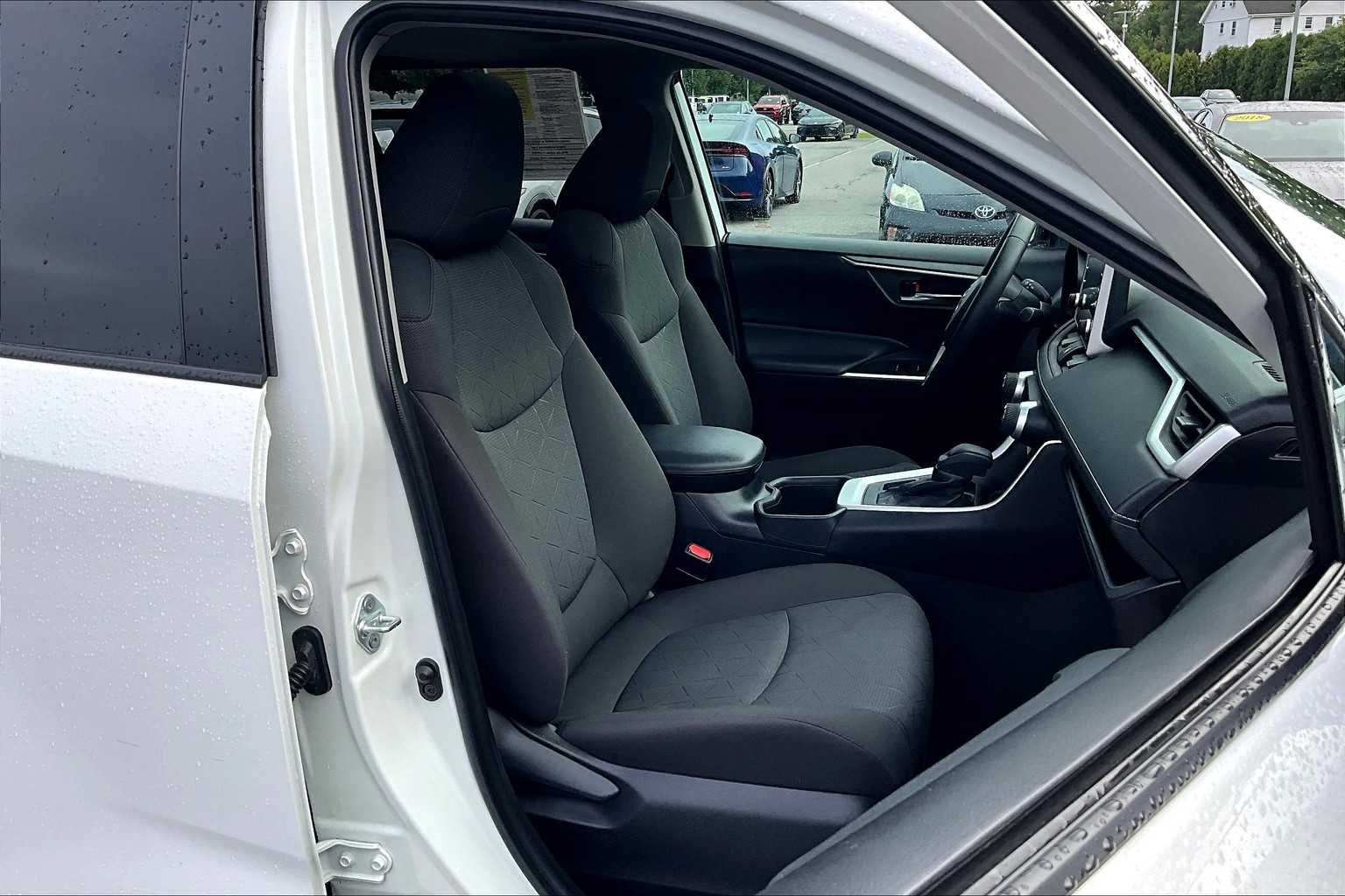 2022 Toyota RAV4 XLE - Photo 11