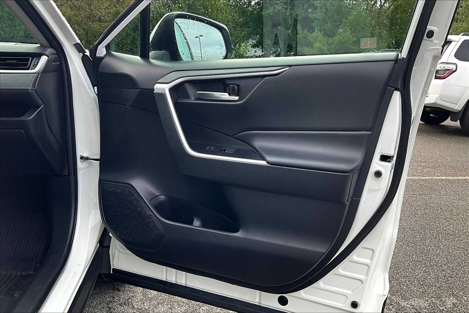 2022 Toyota RAV4 XLE - Photo 12