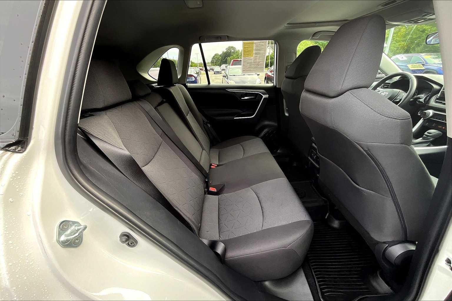 2022 Toyota RAV4 XLE - Photo 16