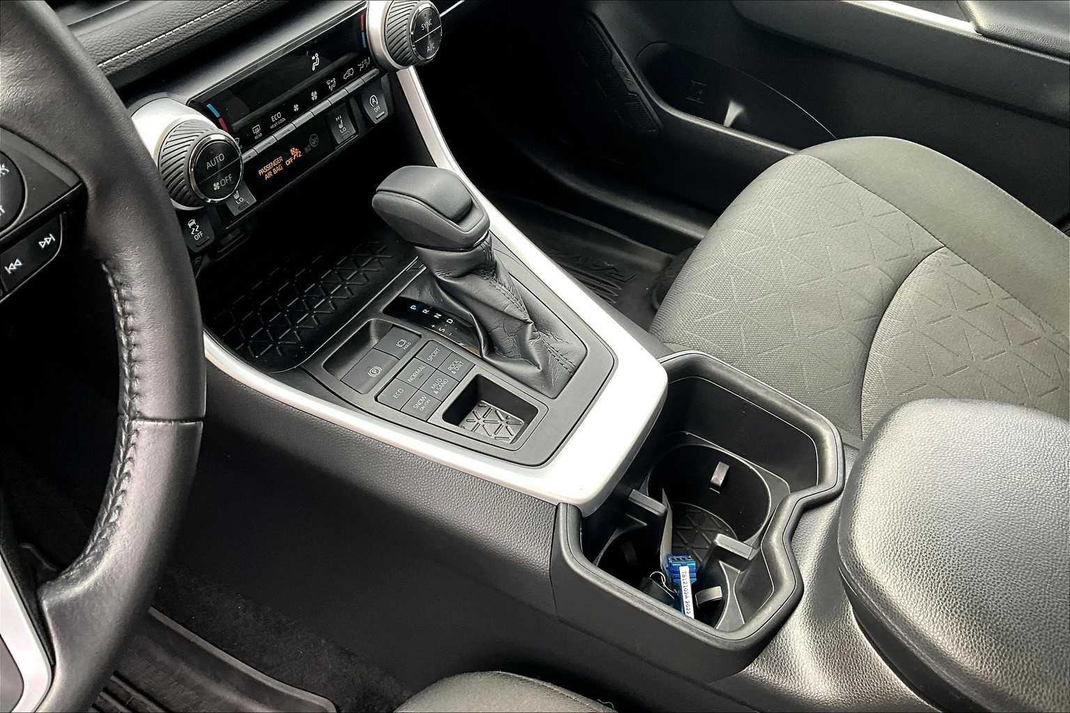 2022 Toyota RAV4 XLE - Photo 20