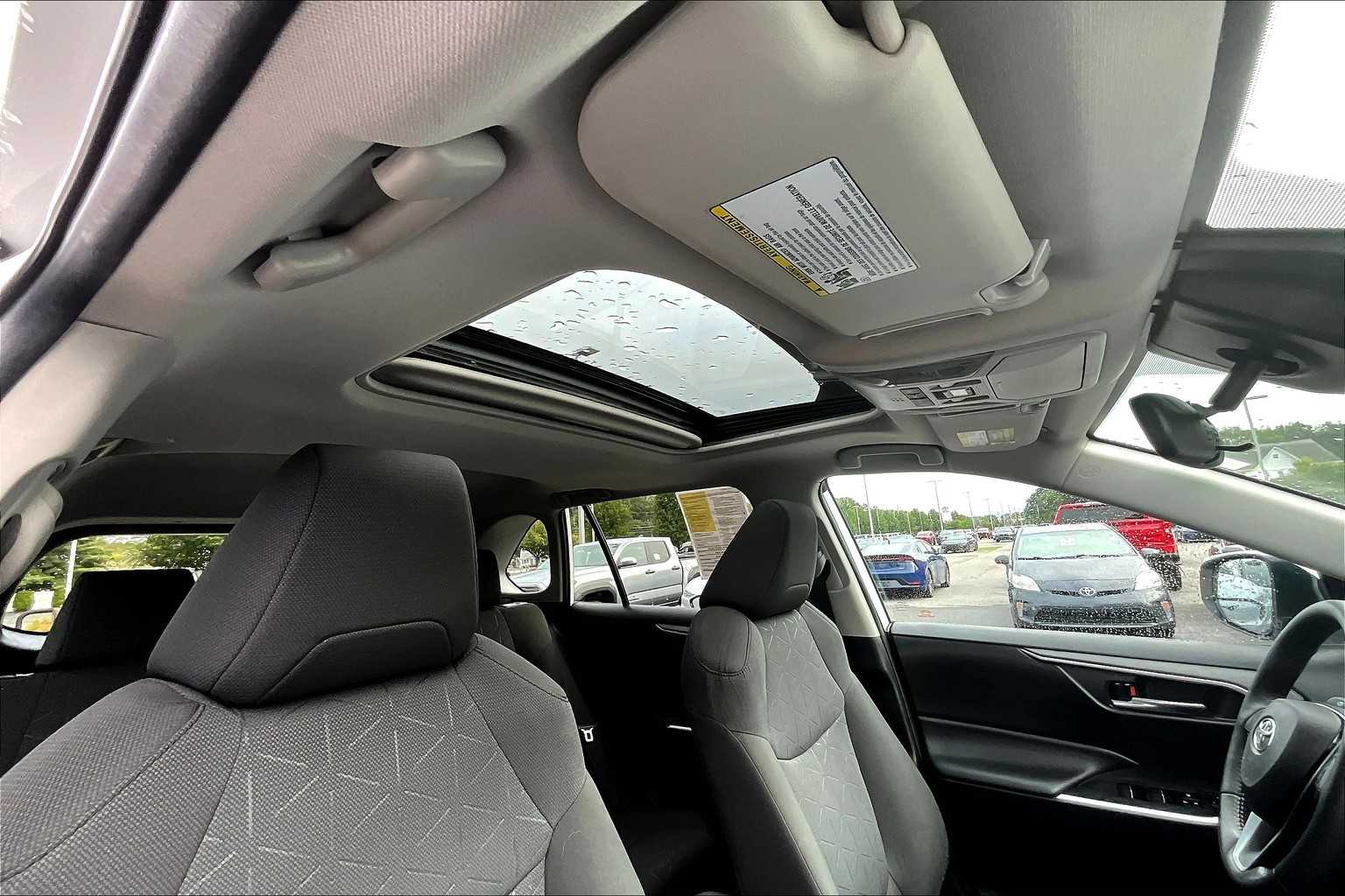 2022 Toyota RAV4 XLE - Photo 22
