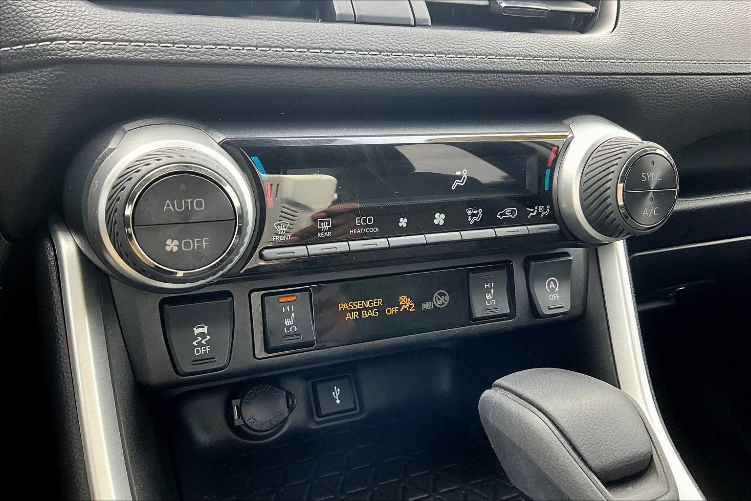 2022 Toyota RAV4 XLE - Photo 26