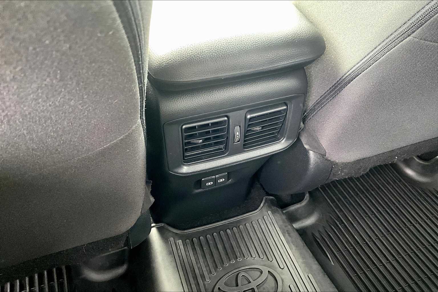 2022 Toyota RAV4 XLE - Photo 28