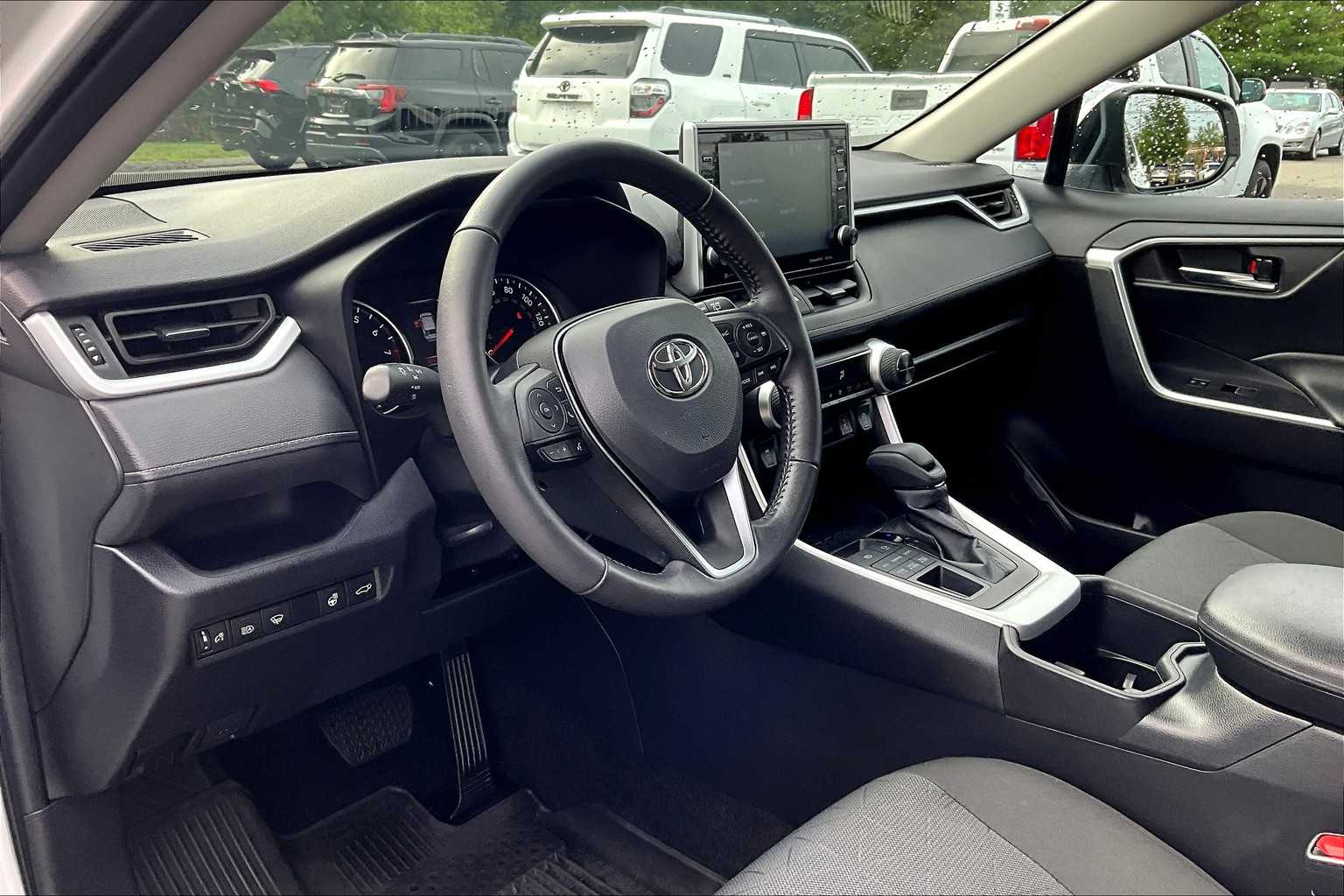 2022 Toyota RAV4 XLE - Photo 8