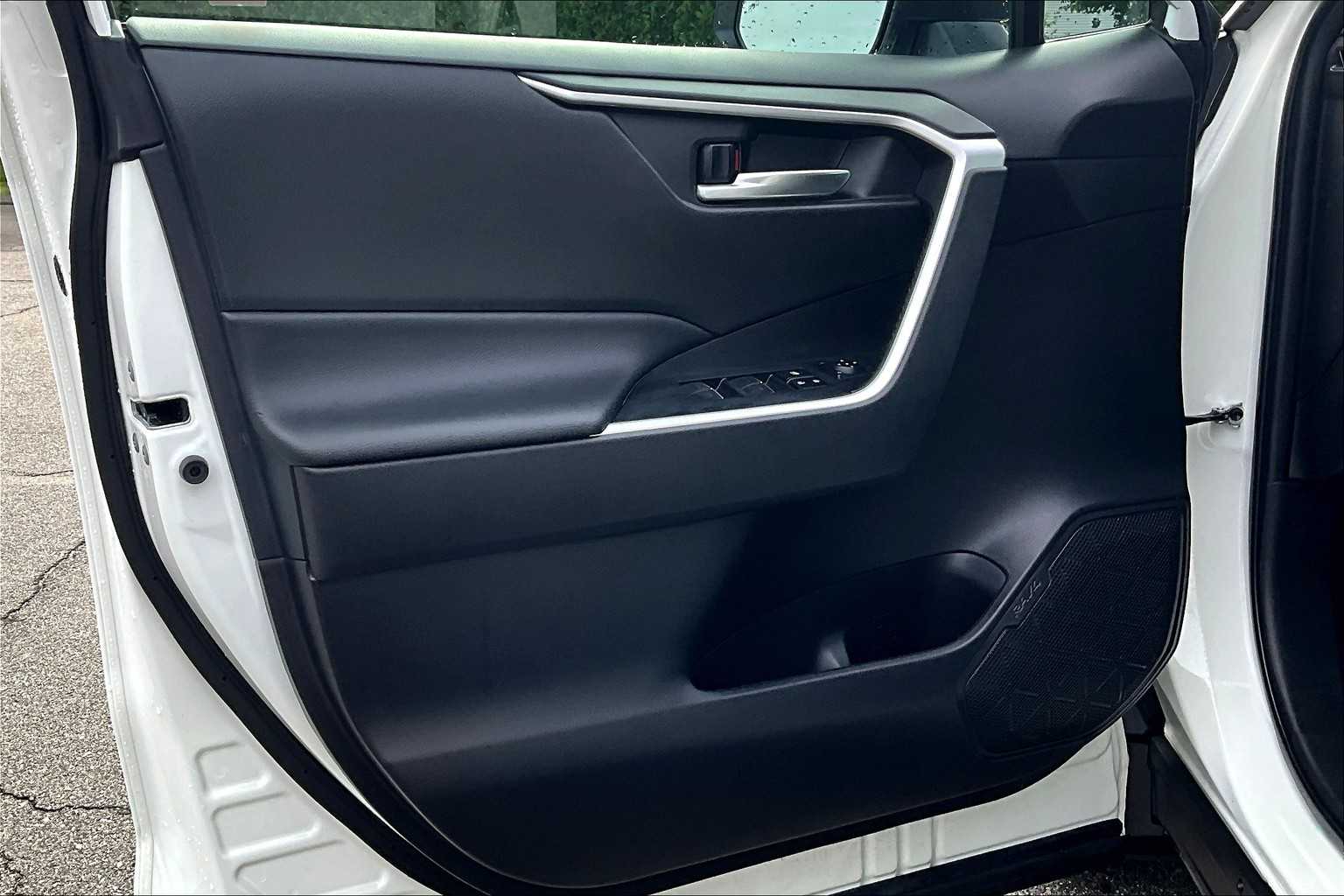 2022 Toyota RAV4 XLE - Photo 9