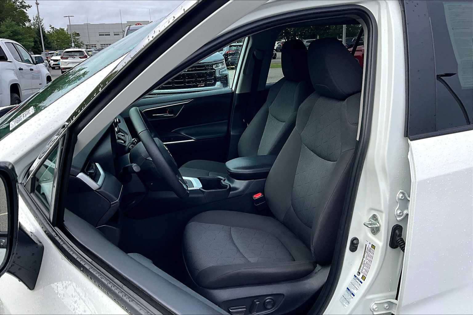 2022 Toyota RAV4 XLE - Photo 10
