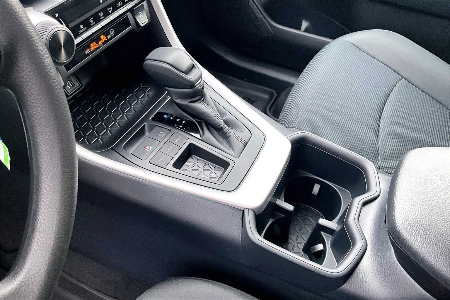 2025 Toyota RAV4 LE - Photo 14