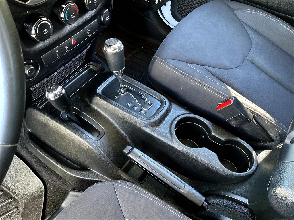 2018 Jeep Wrangler JK Unlimited Sahara - Photo 19