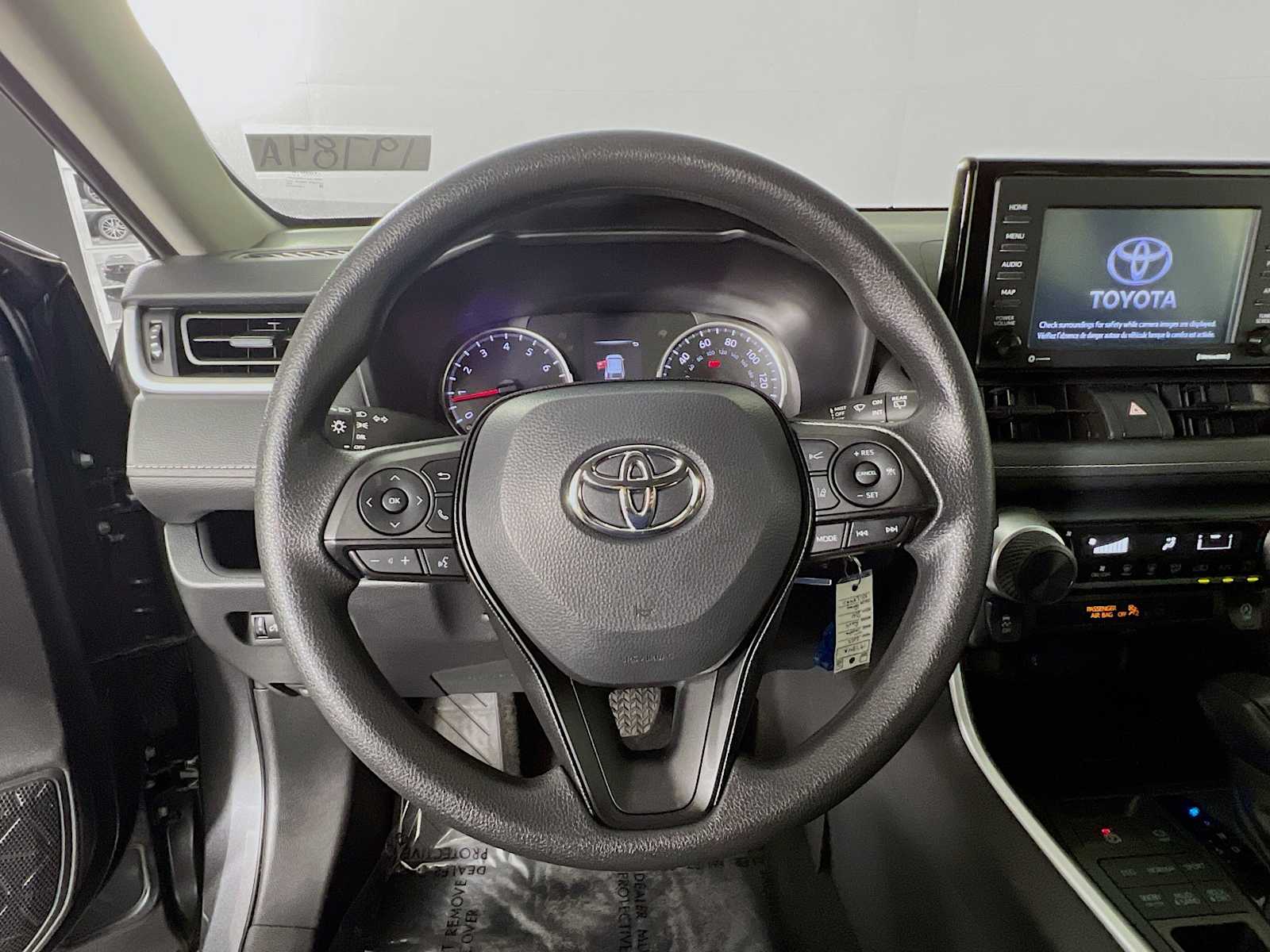 2022 Toyota RAV4 LE - Photo 11