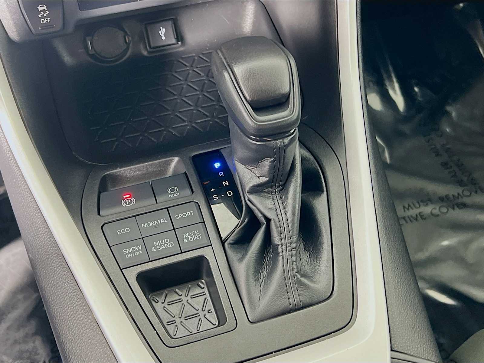 2022 Toyota RAV4 LE - Photo 16
