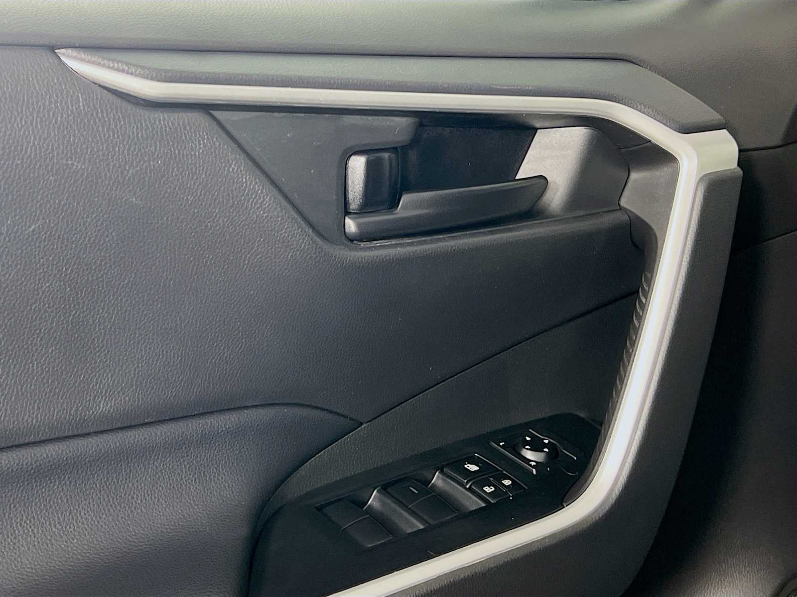 2022 Toyota RAV4 LE - Photo 17