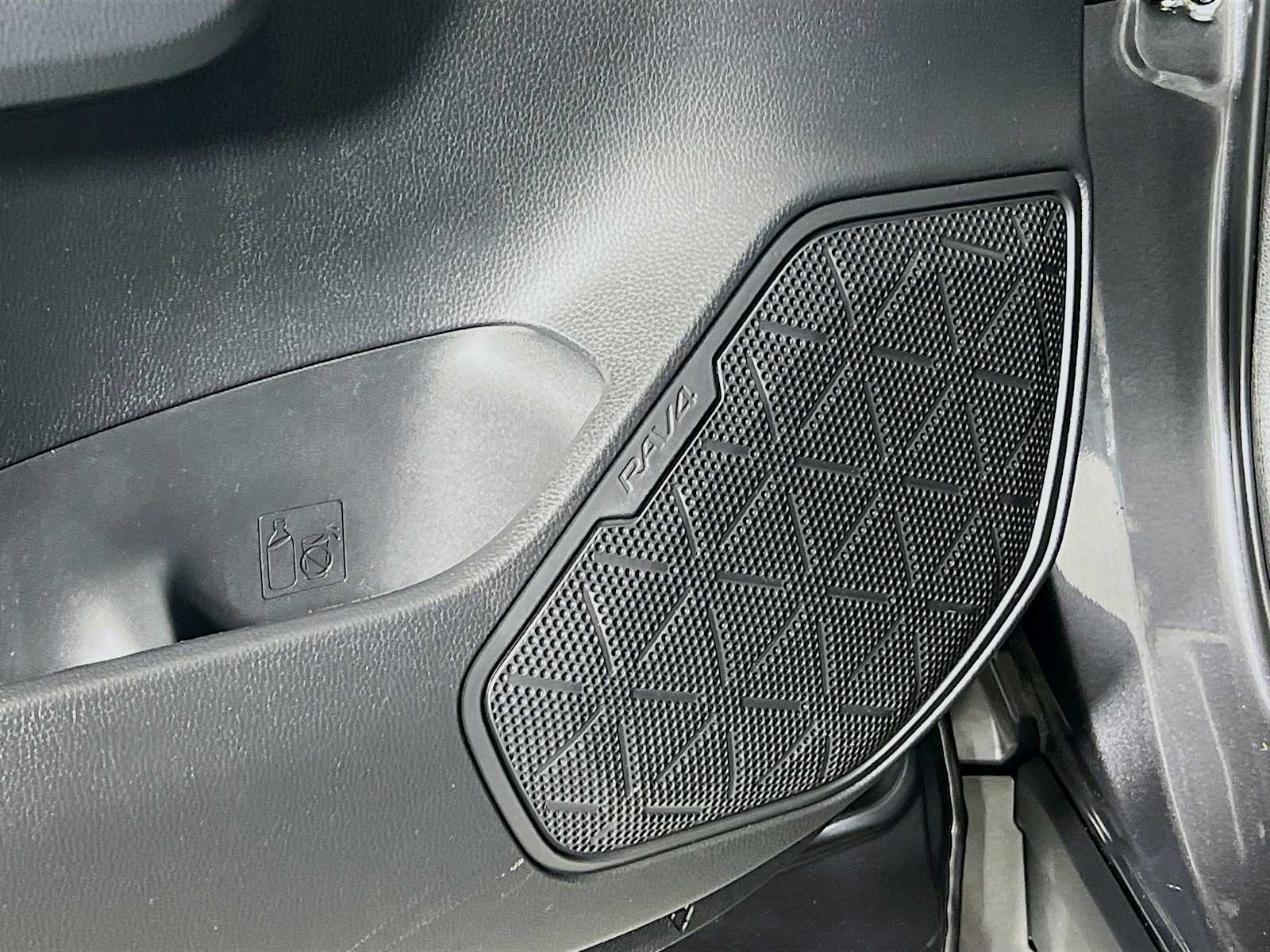 2022 Toyota RAV4 LE - Photo 18