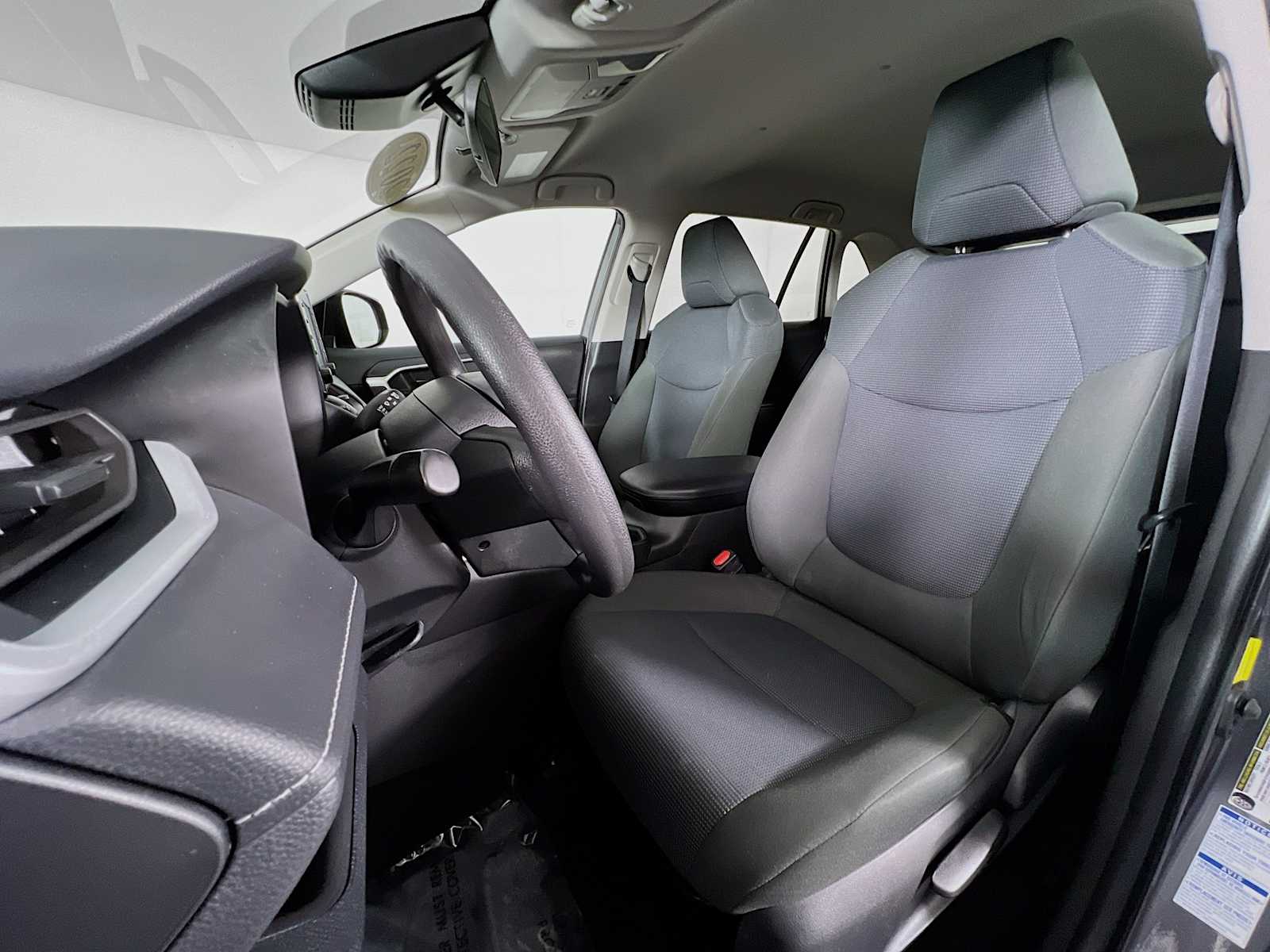 2022 Toyota RAV4 LE - Photo 20
