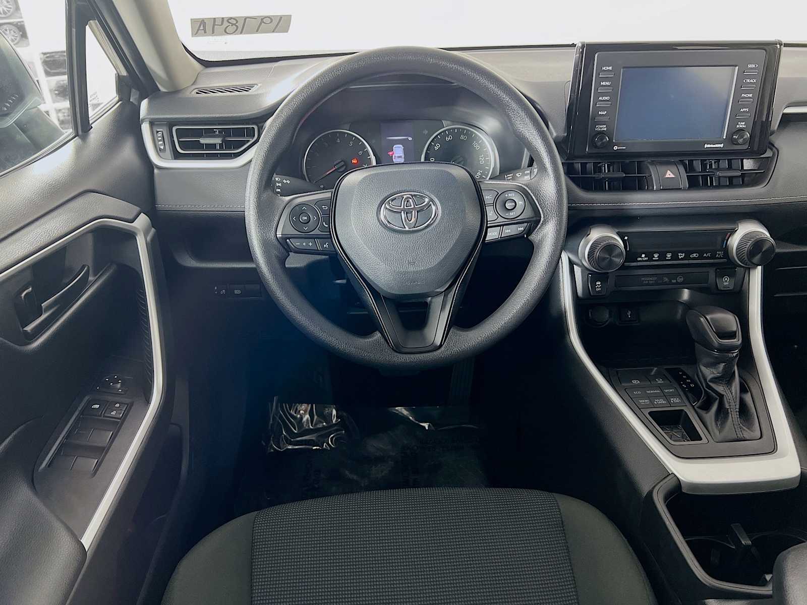 2022 Toyota RAV4 LE - Photo 21