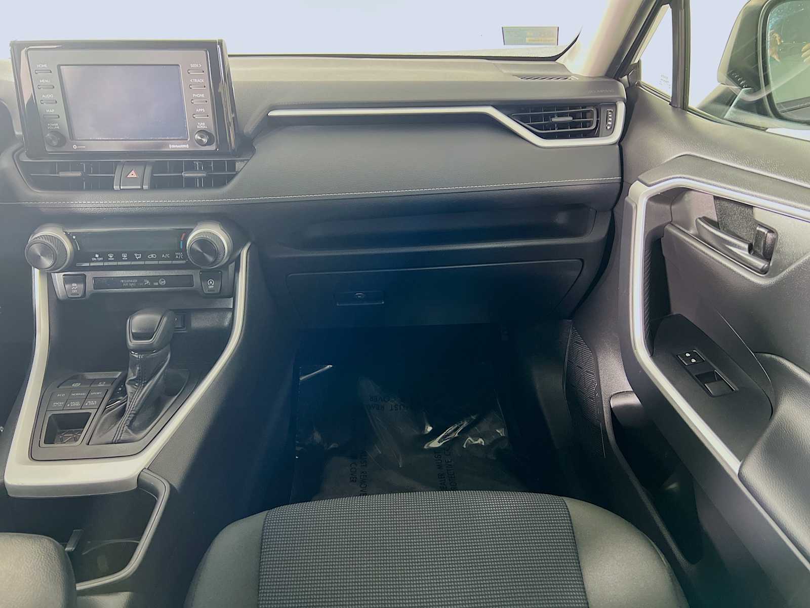 2022 Toyota RAV4 LE - Photo 22