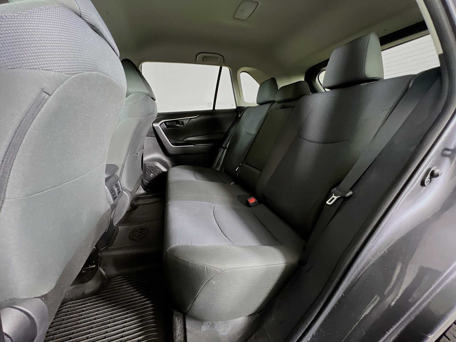 2022 Toyota RAV4 LE - Photo 23