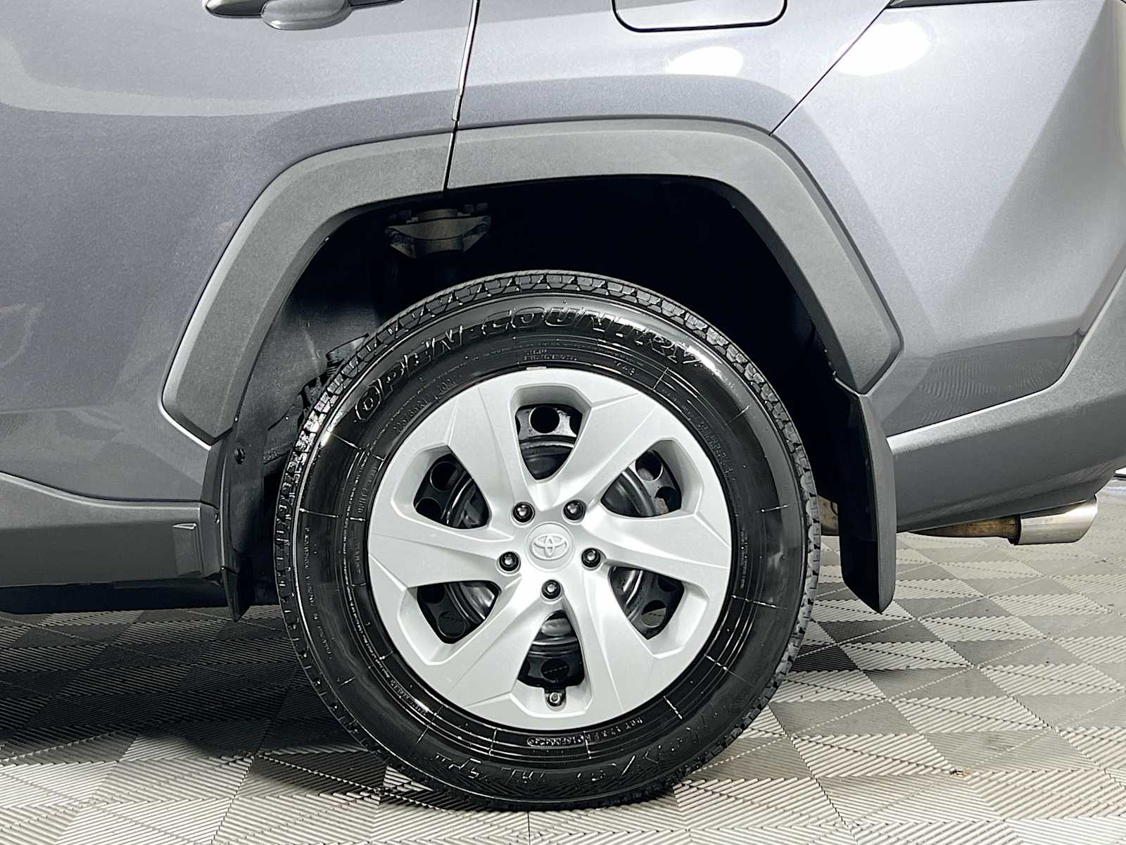 2022 Toyota RAV4 LE - Photo 30