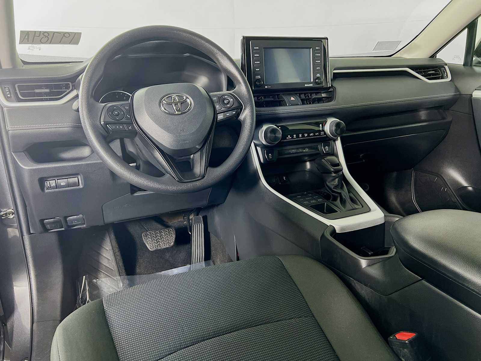 2022 Toyota RAV4 LE - Photo 9