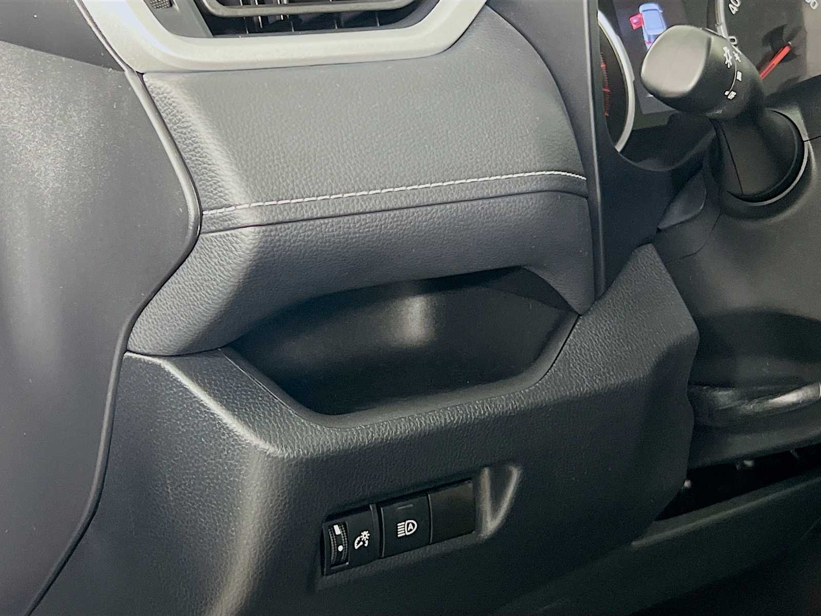 2022 Toyota RAV4 LE - Photo 10