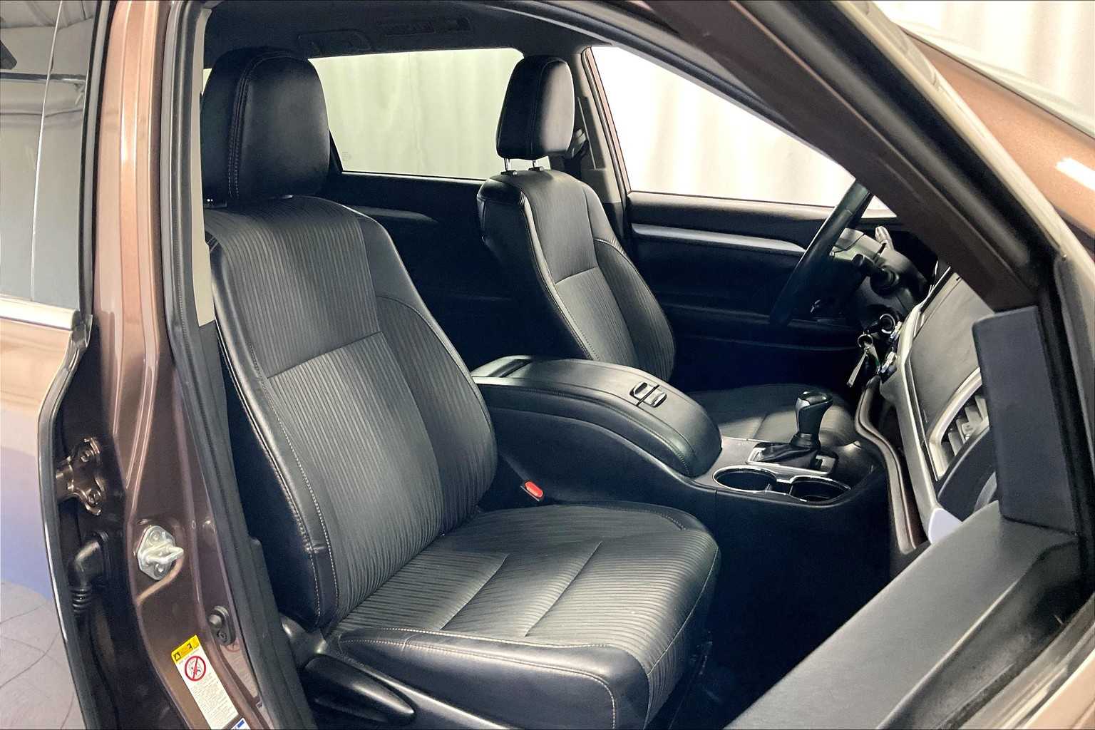 2019 Toyota Highlander LE Plus - Photo 11