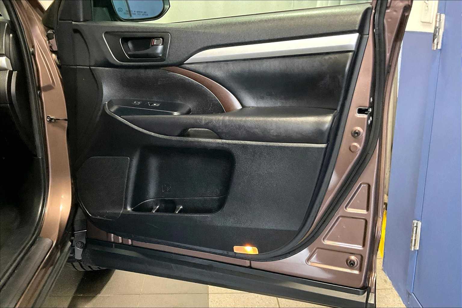 2019 Toyota Highlander LE Plus - Photo 12