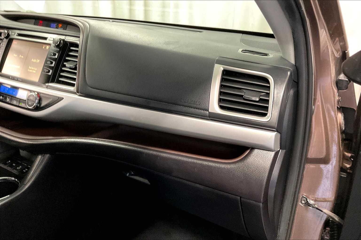 2019 Toyota Highlander LE Plus - Photo 13