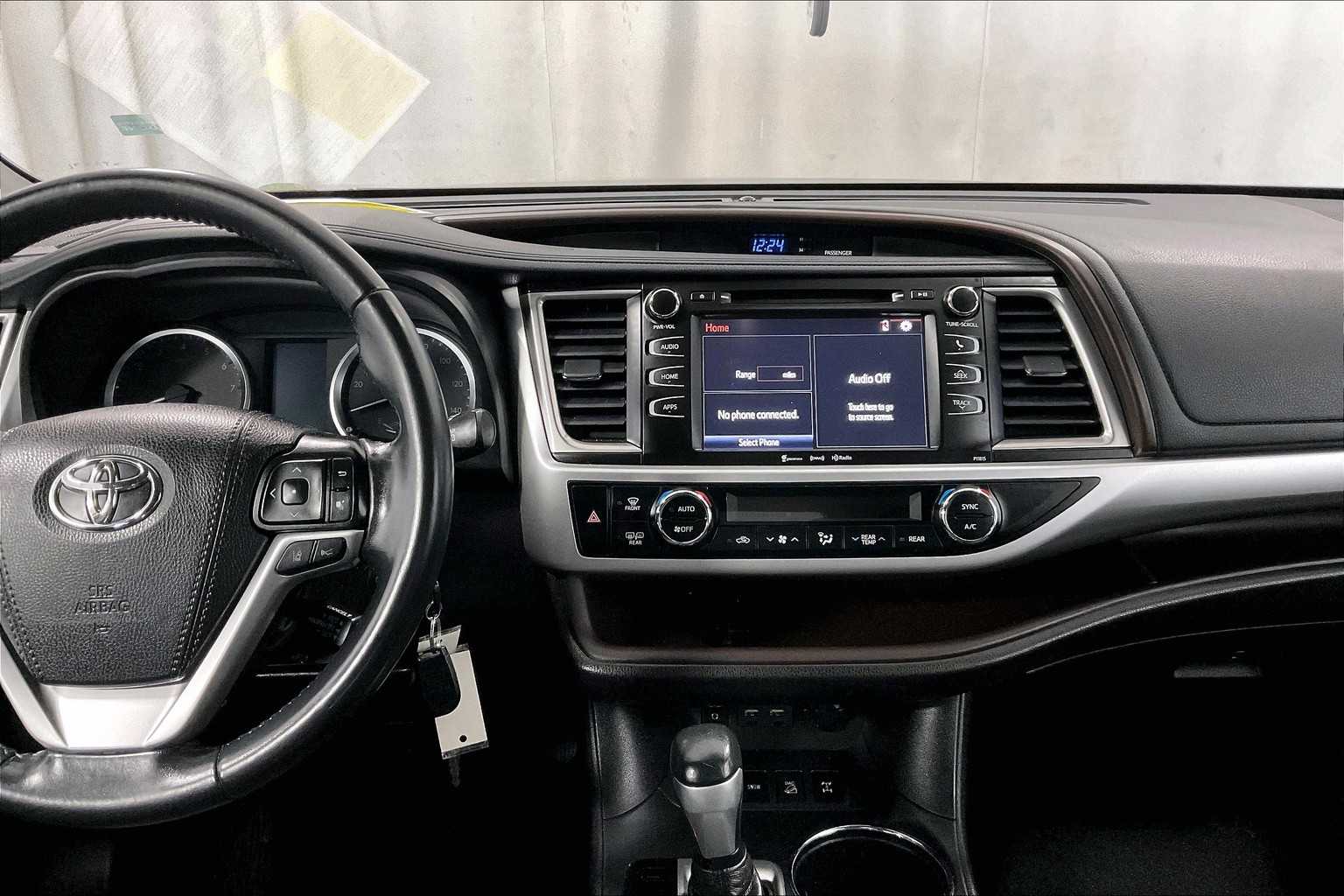 2019 Toyota Highlander LE Plus - Photo 18