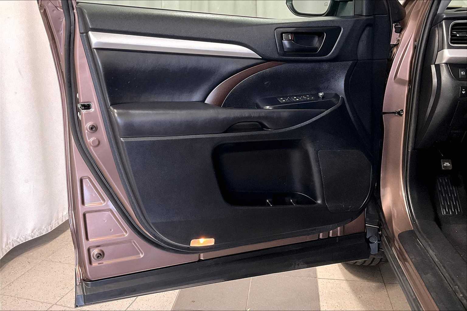 2019 Toyota Highlander LE Plus - Photo 9