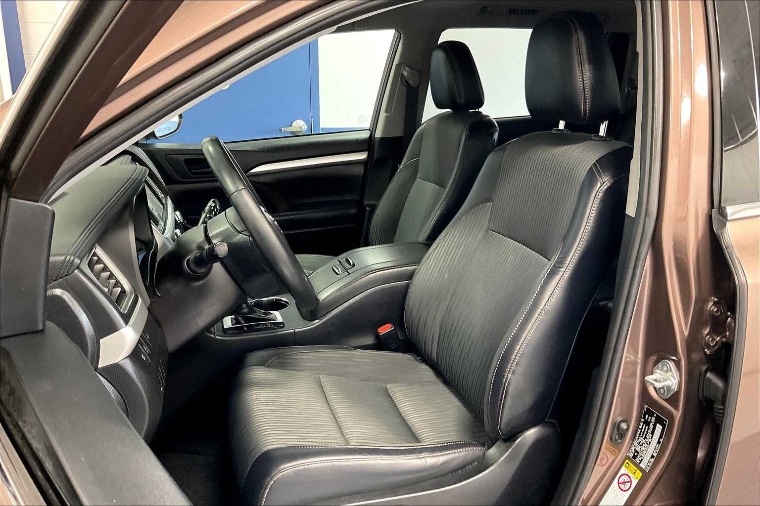 2019 Toyota Highlander LE Plus - Photo 10