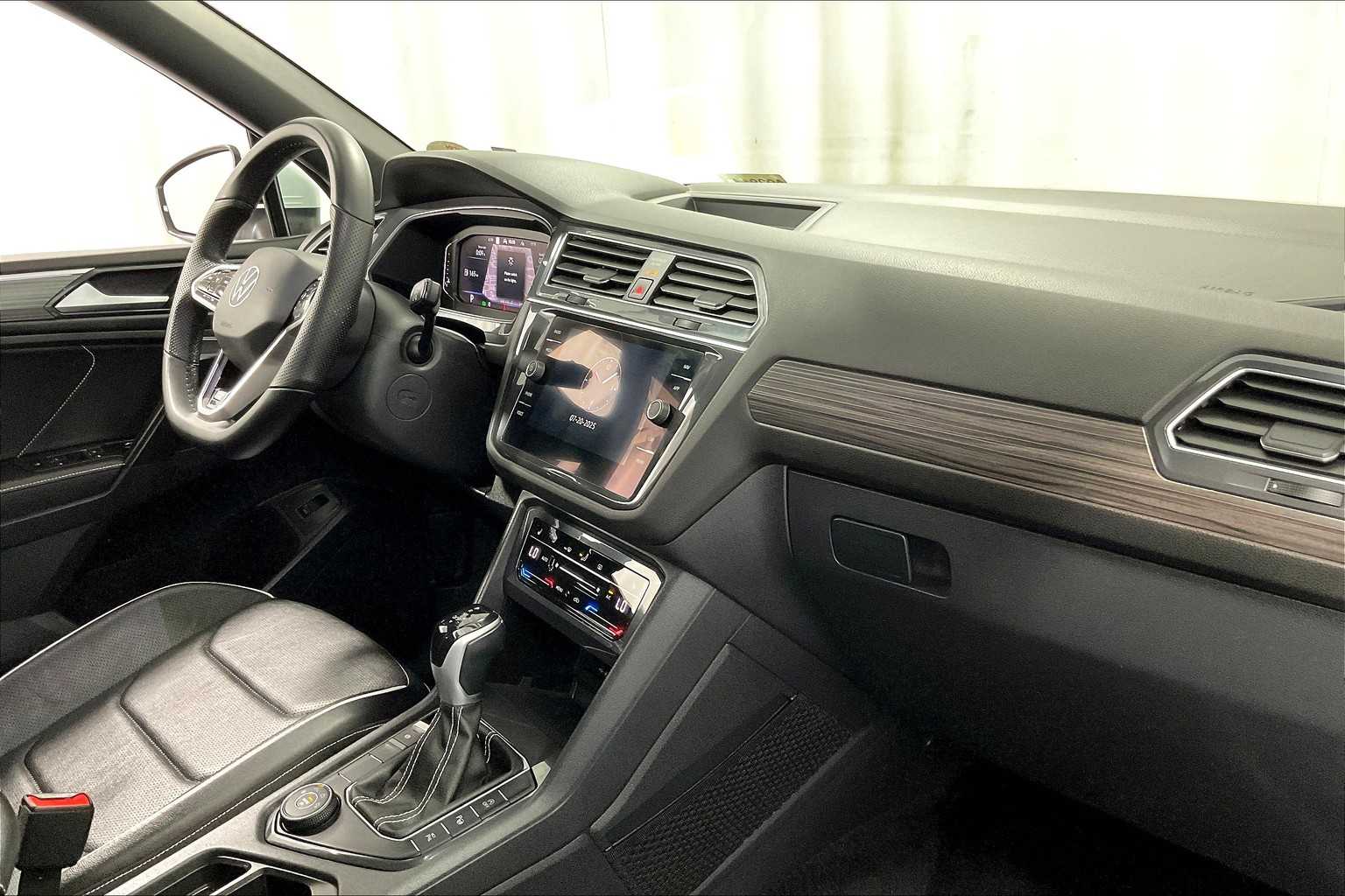 2022 Volkswagen Tiguan SEL R-Line - Photo 14