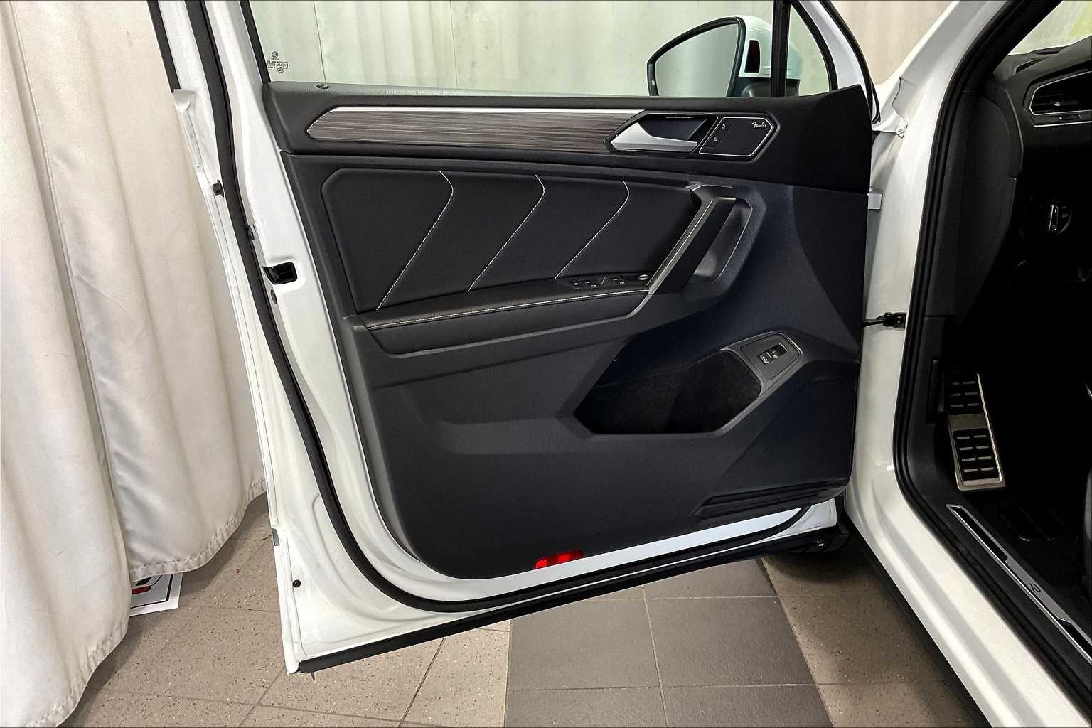 2022 Volkswagen Tiguan SEL R-Line - Photo 9