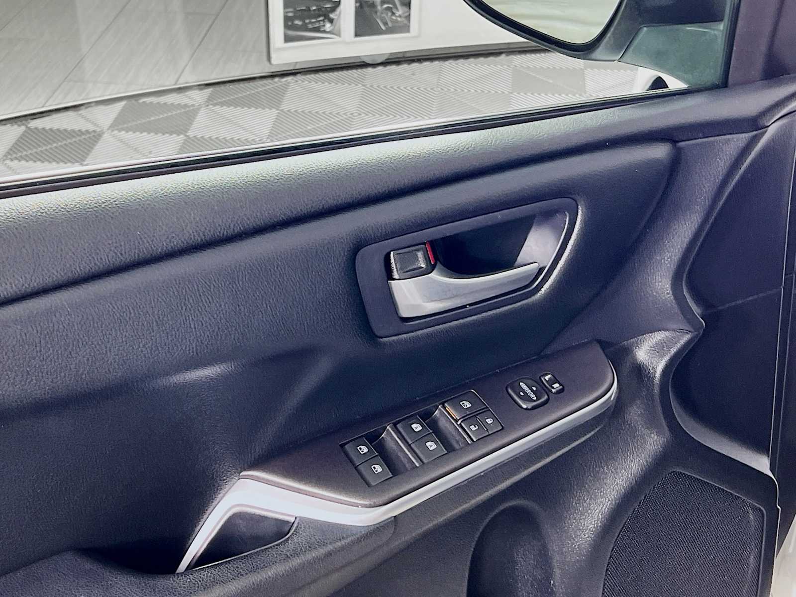 2015 Toyota Camry SE - Photo 17