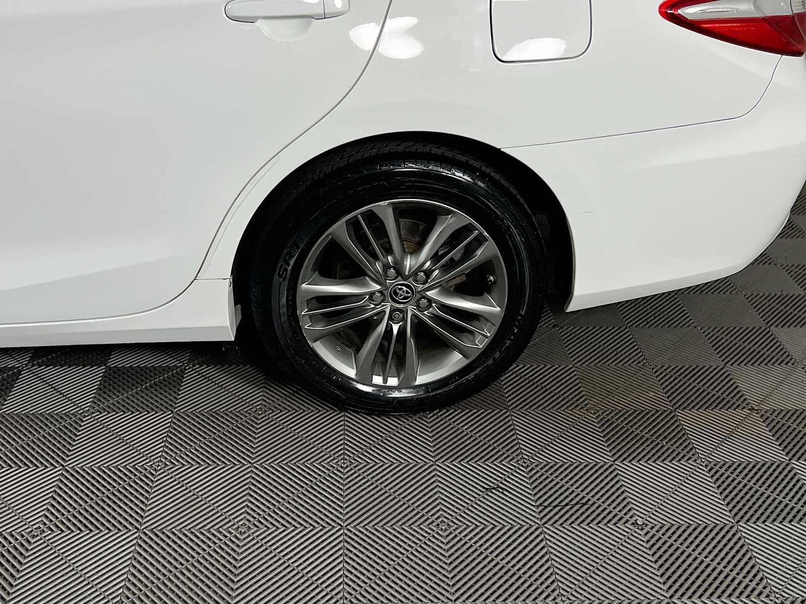 2015 Toyota Camry SE - Photo 29