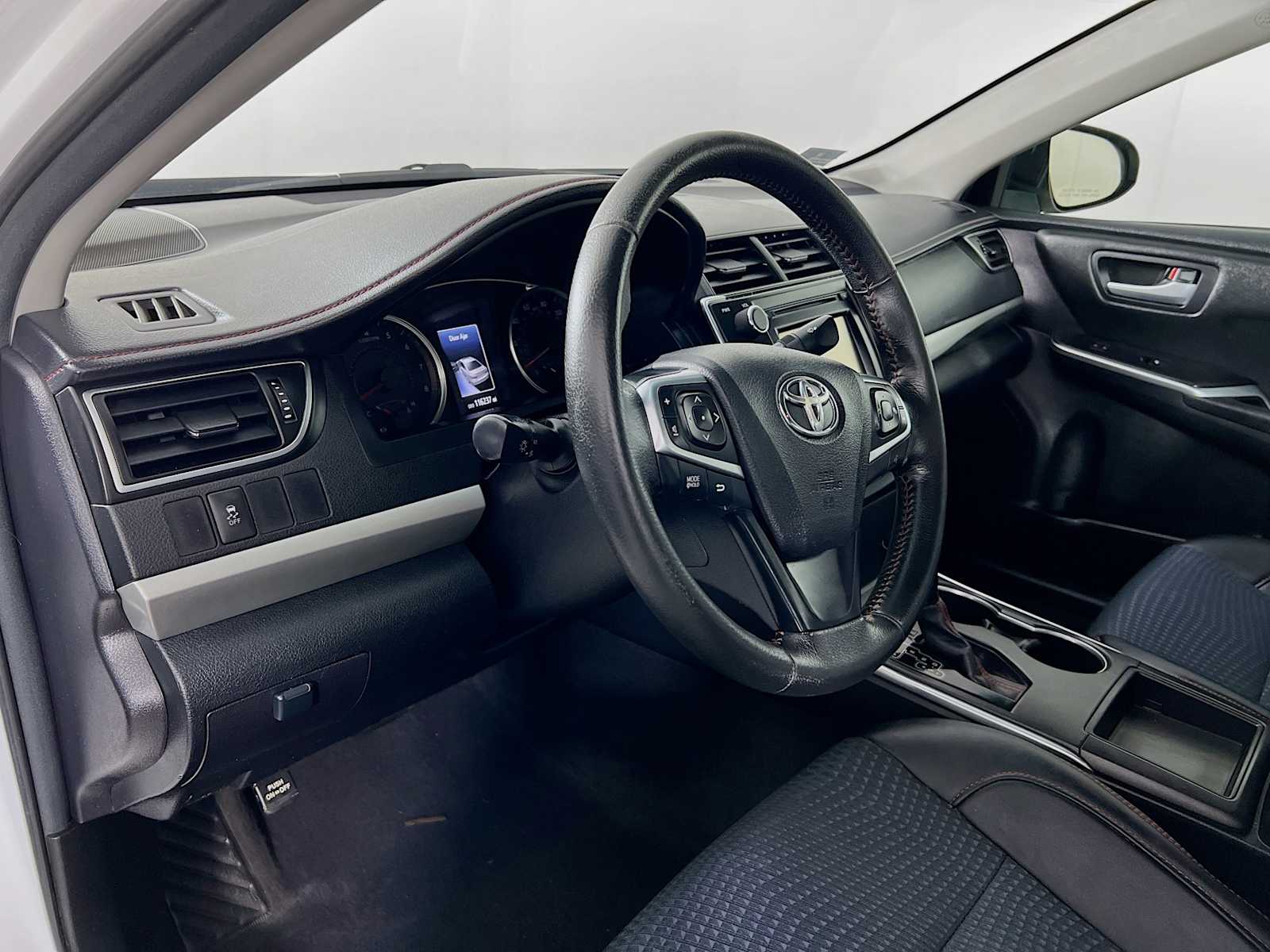 2015 Toyota Camry SE - Photo 9