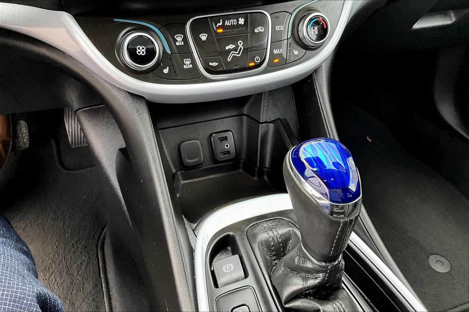 2017 Chevrolet Volt LT - Photo 25