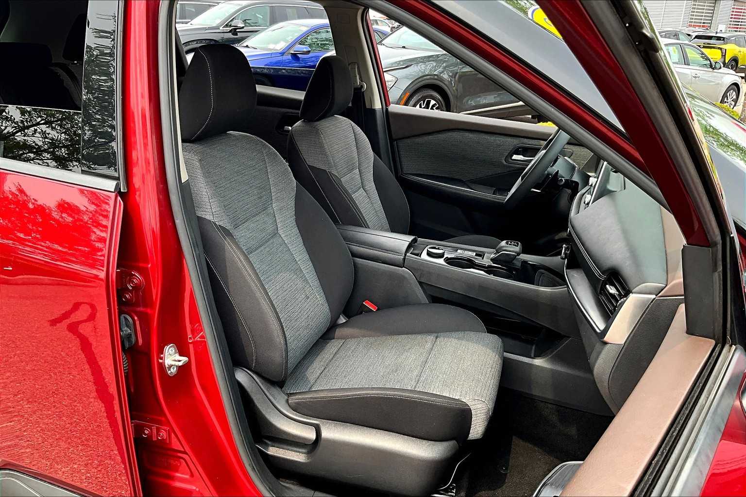 2021 Nissan Rogue SV - Photo 11
