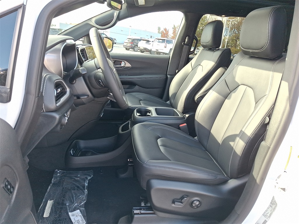 2026 Chrysler Pacifica Select - Photo 10